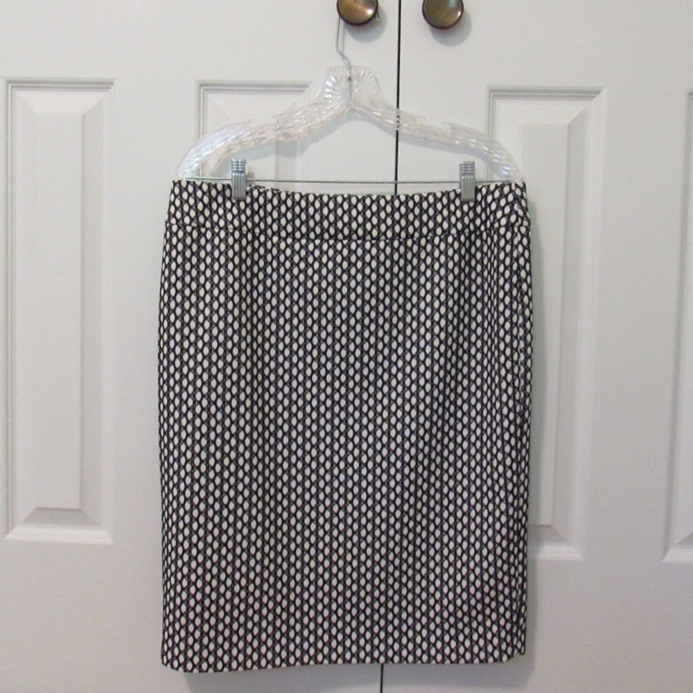 NWOT black and white patterned skirt